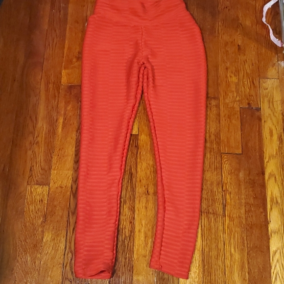 Red scrunch butt leggings!! - Picture 3 of 4